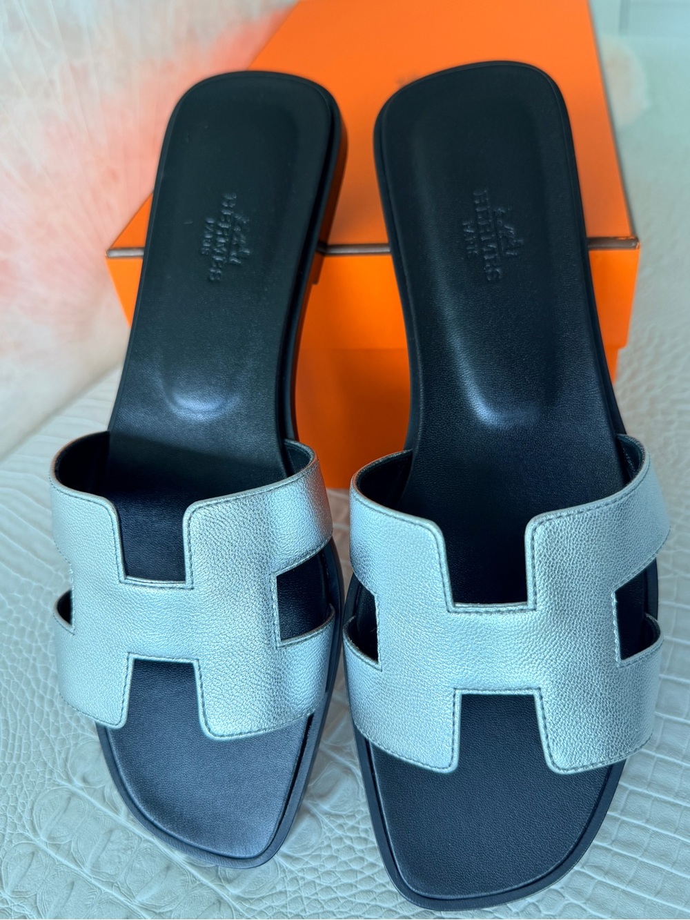 BNIB HERMES ORAN SANDALS Size 40, slides silver metallic goatskin leather.
